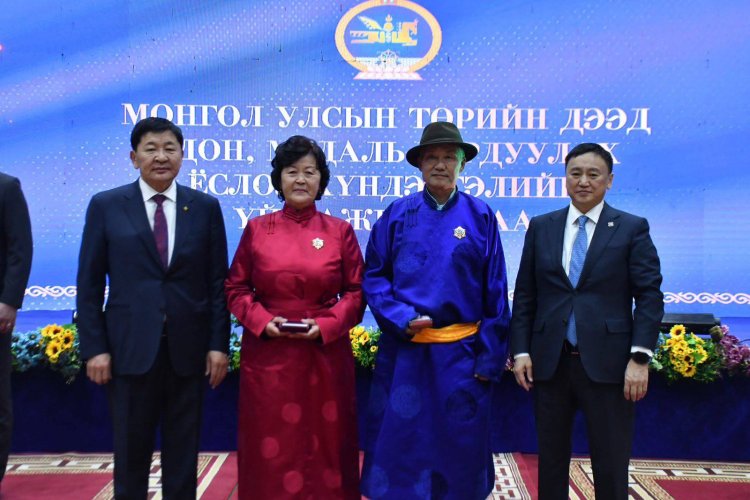 Төрийн дээд одон медаль хүртсэн иргэддээ баяр хүргэе.